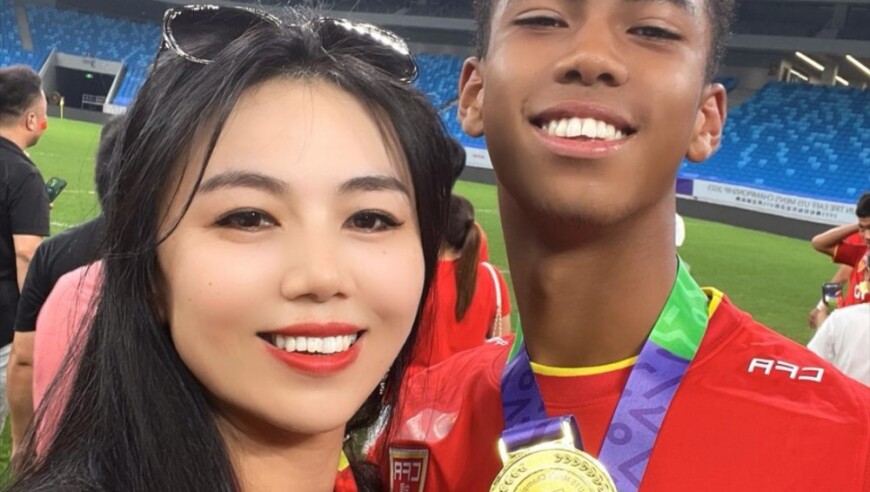 张洪福母亲感谢恒大足校：树高千尺不忘根，人行千里莫忘本