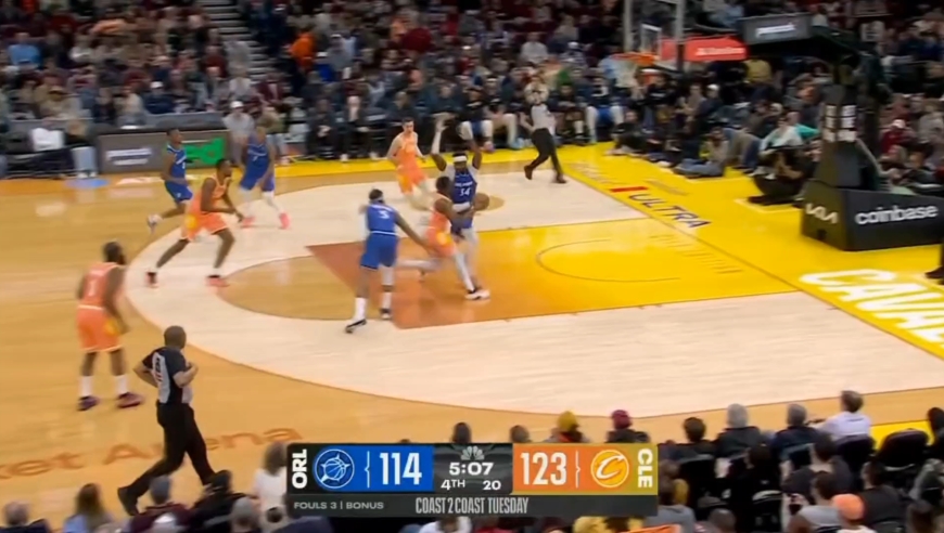 哈登助攻米切尔打进关键球!回顾骑士对阵魔术最后五分钟