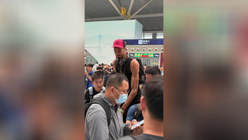 正式结束修行！文班亚马下山后首次露脸：笑容满面现身车站引围观