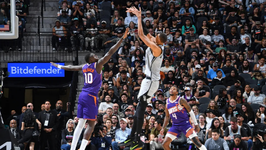 疯狂的最后1分钟！马刺极限逆转，弗莱明两罚不中，文班亚马1.1秒绝杀