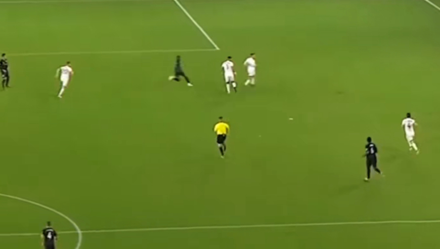 足坛十大长传助攻名场面，你见证过哪一个？ 盘点足坛史上经典长传助攻名场面！