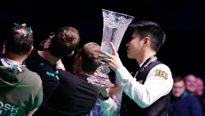 打进制胜红球锁定冠军 赵心童腼腆示意欢呼声更大一点 全场沸腾了