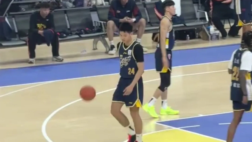 整活！广东宏远嘉年华崔永熙徐杰使坏 队友表演三分球都拿不出来