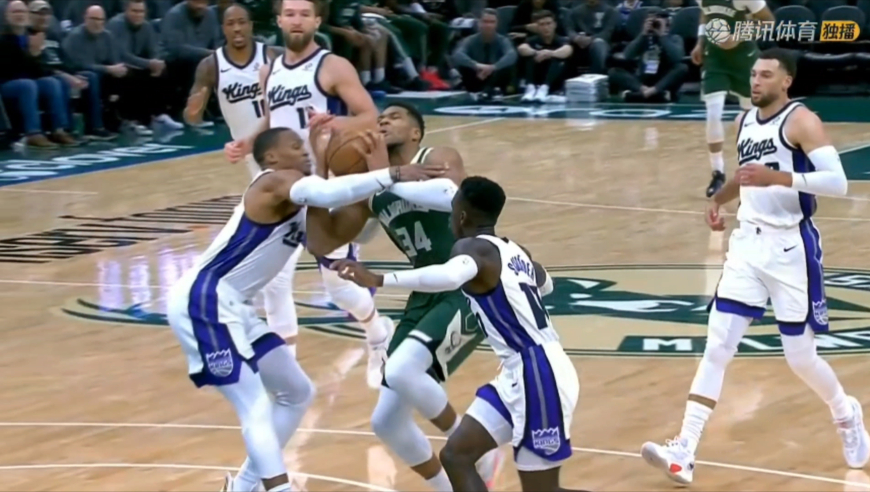 威少凶狠犯规全过程：暴力拉抱才拦住字母哥 两人险些爆发冲突