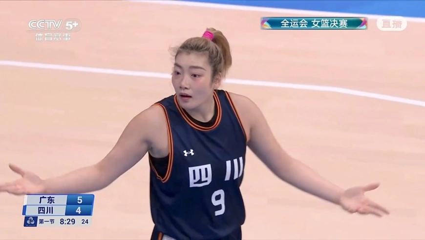 女勒布朗已老？李梦决赛6中1一度遭雪藏 被吹走步后摊手抱怨裁判