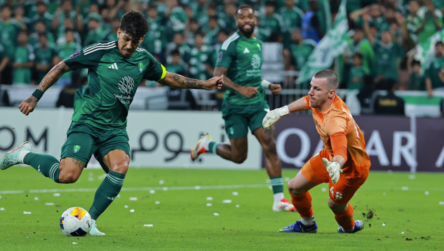 卧龙凤雏！亚冠门将把球停进门超巨失误，球员打篮球式送点