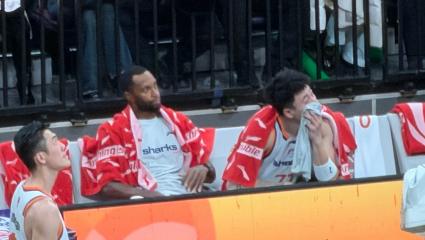 辽宁播放致敬视频太感人！金金落泪，弗格感慨万分，观众席拉海报