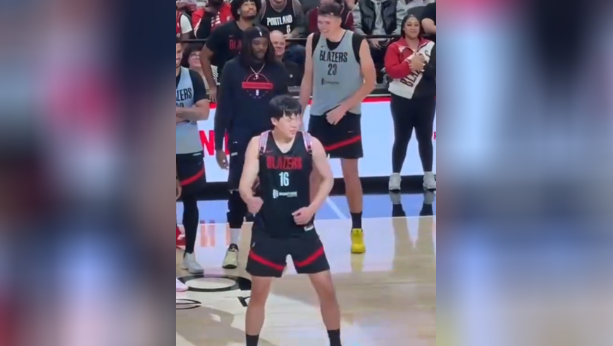 谁能不爱？杨瀚森在开拓者主场背上小粉色书包模仿拉拉队跳舞太搞笑