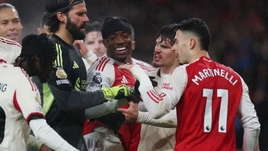 不冷静！阿森纳快马拿球砸人 推搡重伤倒地的利物浦球员