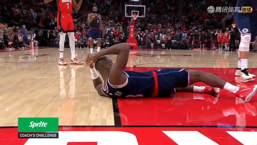 还有反转！小史密斯保护篮板肘翻邓恩被吹犯规6犯离场 火箭挑战失败