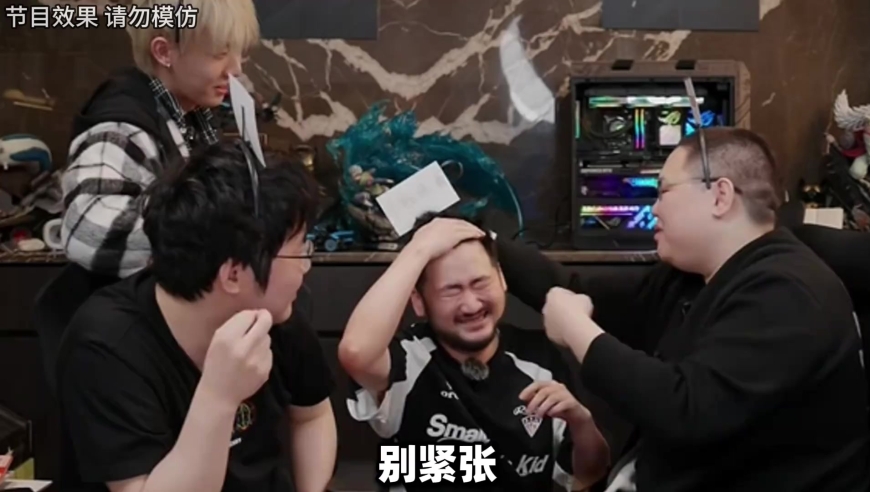 PDD做客茄子直播间，上演弹脑瓜崩大战！
