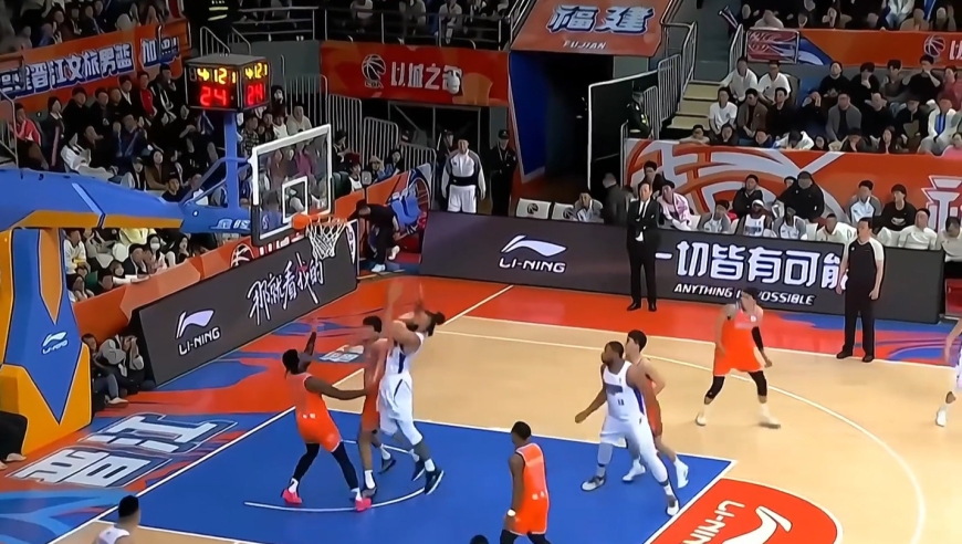 末节连拿13分追平比分，麦基生死时刻被按在板凳席，目睹周琦两罚全铁葬送比赛