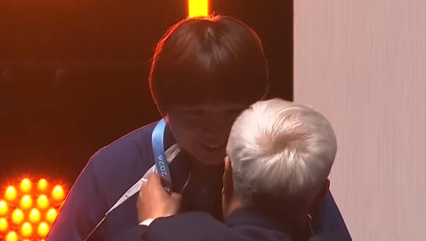 女单颁奖！中国包揽前3，3人笑嘻嘻，蒯曼主导合影，孙颖莎太可爱