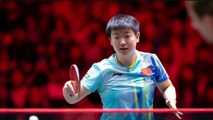 找茬！裁判判罚孙颖莎拖延时间出示黄牌一张，莎莎一脸错愕冷静接受