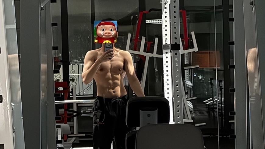 Gala秀八块腹肌之后，Bin也不认输，凌晨晒出自己的一块腹肌