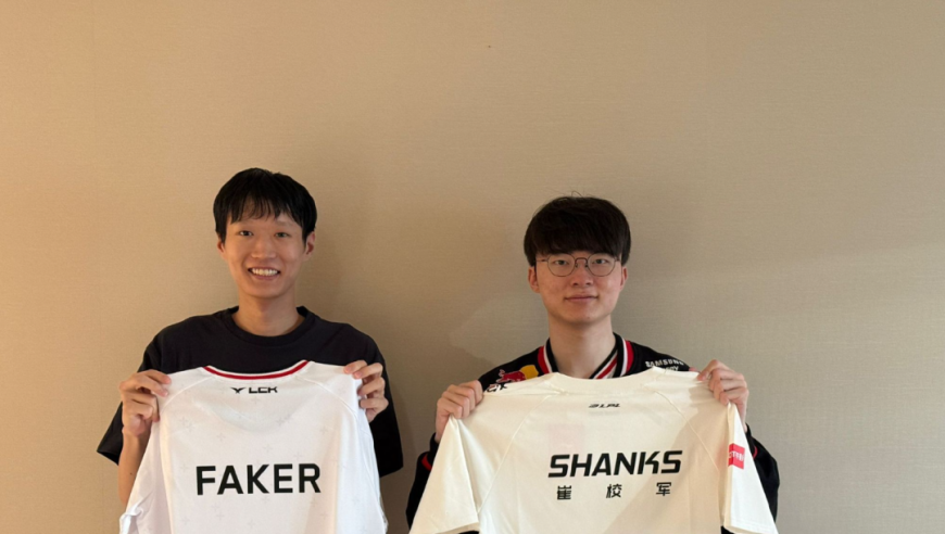追星成功，Shanks和Faker交换队服，笑得太开心了