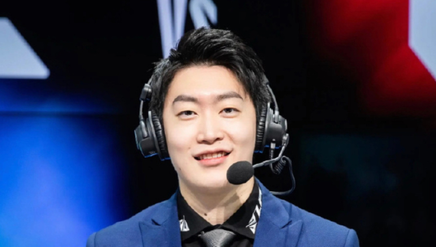 LPL和LCK解说台被曝光，双方差距明显，一边满桌资料一边空空如也