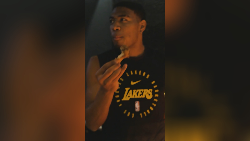 艾顿的母亲给湖人全队准备了丰盛的食物，太有爱了！