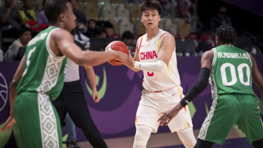 中国男篮首战险胜沙特反思：一大四小不可取 五大后卫应排座次
