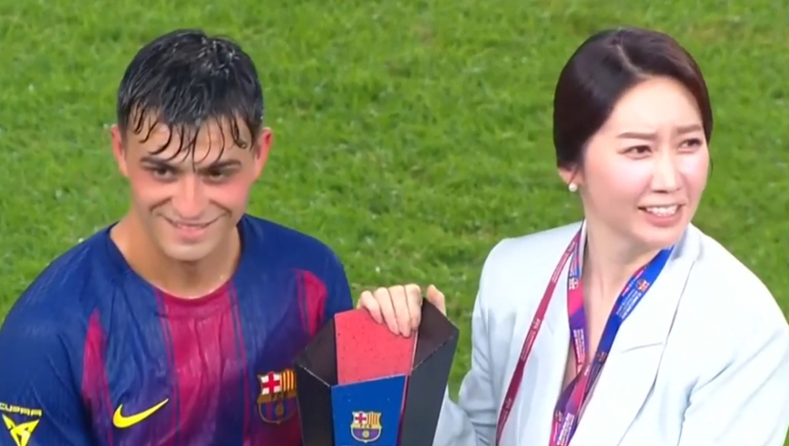 巴萨亚洲行三连胜：赛后列队狂奔全场另类谢场，佩德里接过韩国女嘉宾奖杯腼腆小羞涩