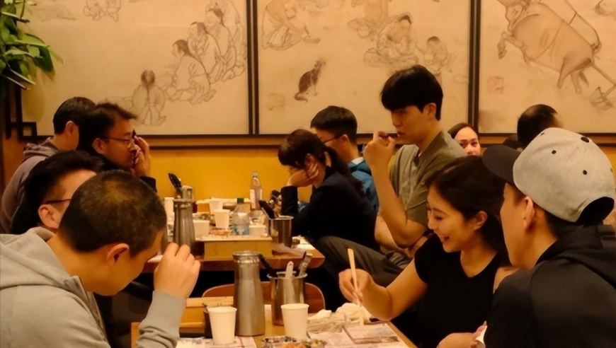 网友偶遇杨瀚森携女友吃夜宵，球迷却炸开锅！发挥不好什么都错！