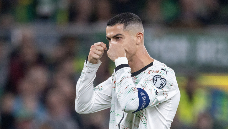 C罗2场停赛缓期1年执行，球迷围攻FIFA：腐败+毫无廉耻！