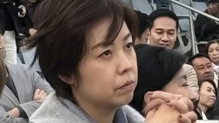 张怡宁陪老公看赛马，穿灰色呢大衣表情严肃气场强，64岁徐威很帅