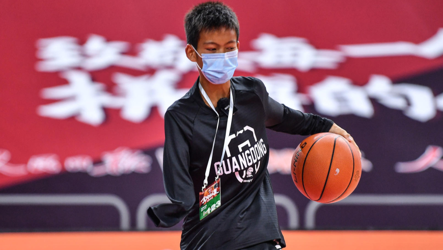 独臂少年张家城为CBA开球遭无视，我们跟NBA差距不只是技术