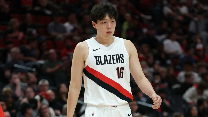 杨瀚森首节登场全收录：招牌击地秒传 英文解说调侃目标中国约基奇