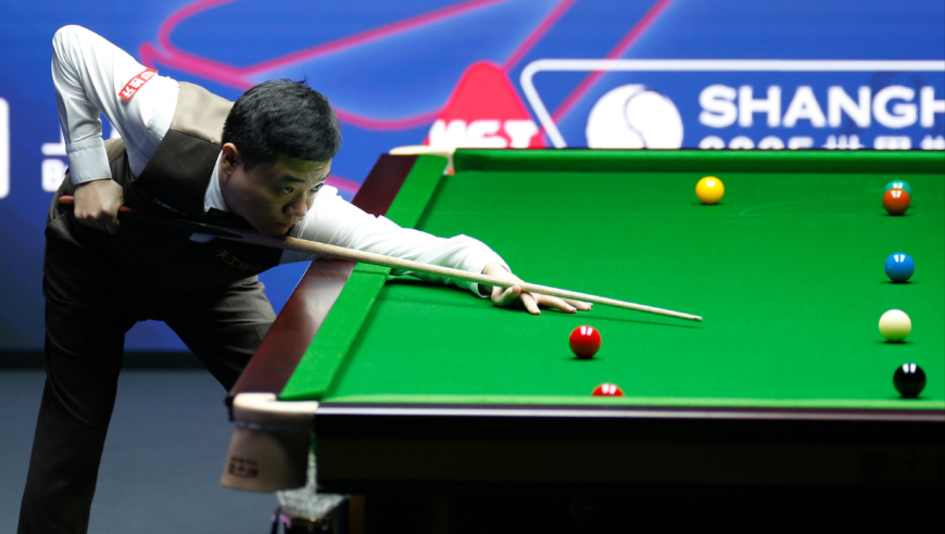 离获胜就差最后一脚 丁俊晖薄进红球没想粉球摔袋 全场emo了