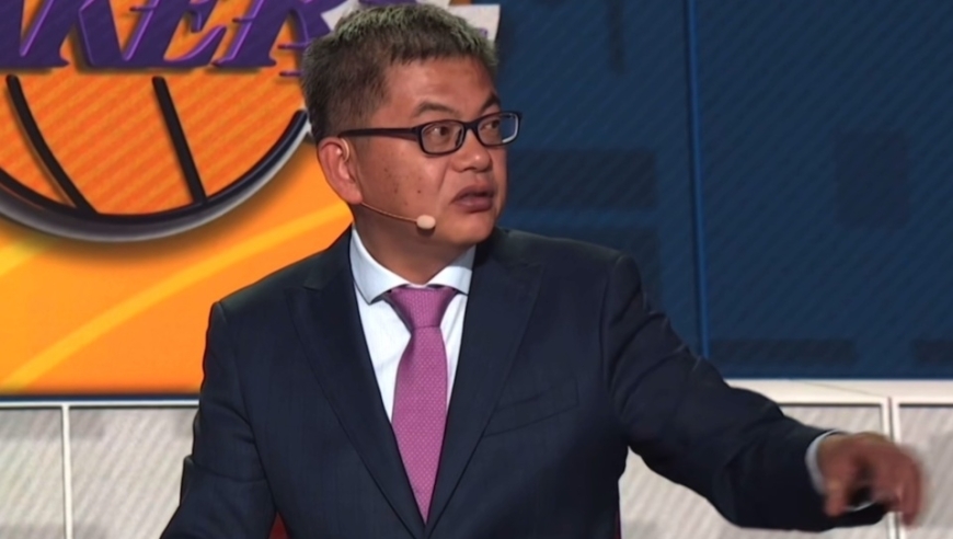 比坐在替补席第二排更难受，杨瀚森赛后无人互动，苏群说出大实话！