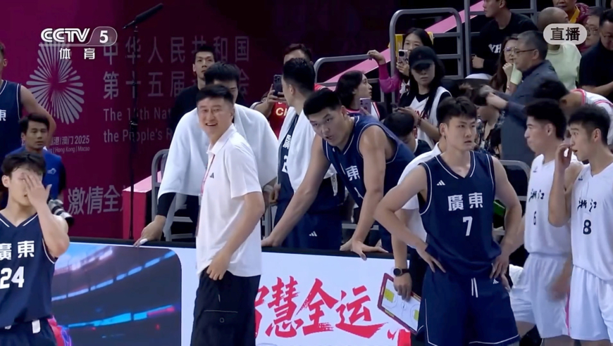 杜锋无奈笑！广东一波流拉开优势 王睿泽压哨三分裁判看录像吹无效