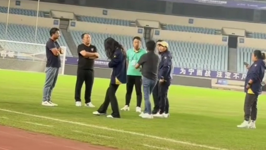 苏超争议！泰州队来南京不让踩场，女教练发飙，狂怼+据理力争