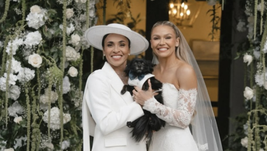 39岁女足巨星玛塔正式完婚：一身白衣 妻子是28岁前队友 已订婚5年