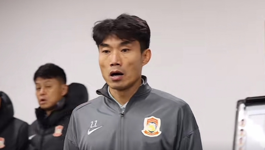 郑智中超执教首秀更衣室画面曝光，鼓励球员不要低头、把头抬起来