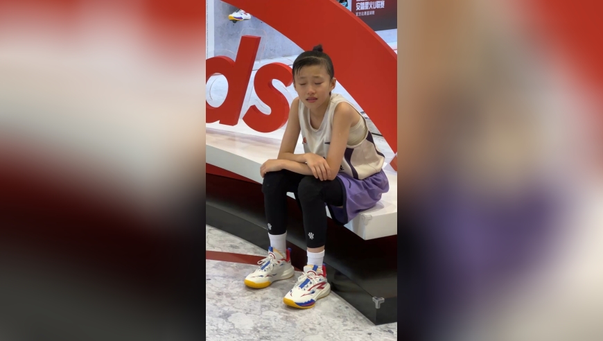 当一个女孩和男孩们同场竞技，她把自己生生打成了库里