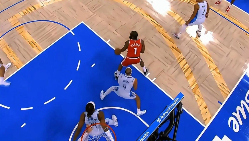 全靠登哥！快船开场进攻各种打铁 哈登造犯规罚球打破球队得分荒