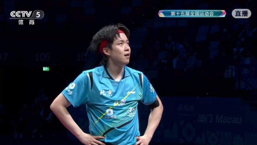 无奈尬笑+头撞球台！王楚钦再遭樊振东逆转输麻了 世界第一有苦难言