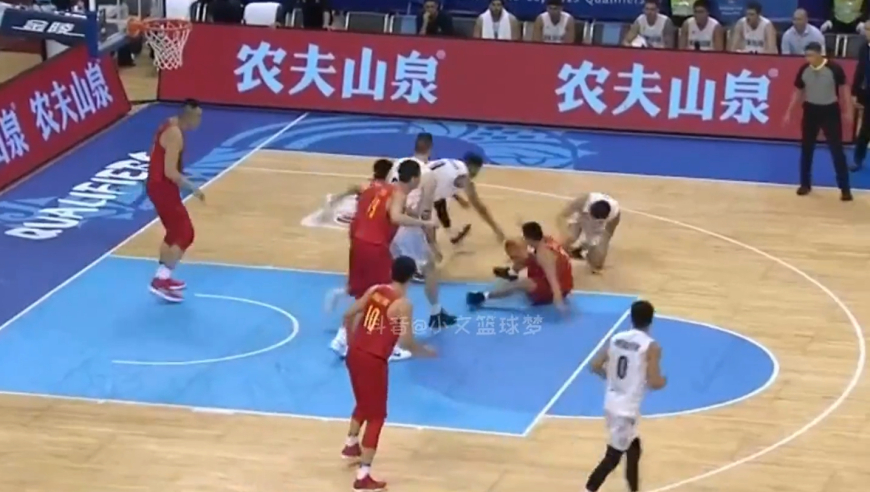 对手居然疯狂挑衅大哥易建联，想打架？｜体坛记忆