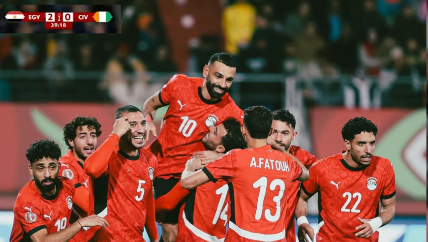 法老爆发！还原萨拉赫扛翻对手高燃传射全过程，被队友高高举起