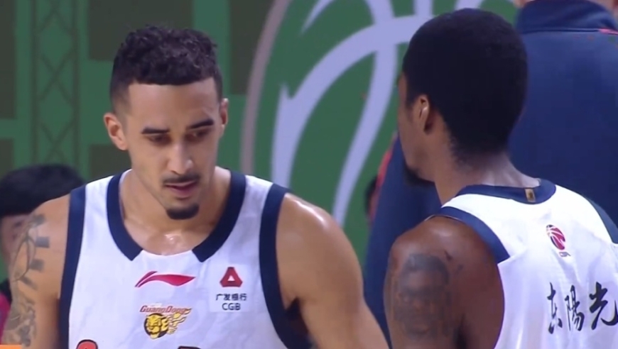 CBA最新排名：上海爆冷丢榜首 广东双杀南京 辽宁完败青岛引关注