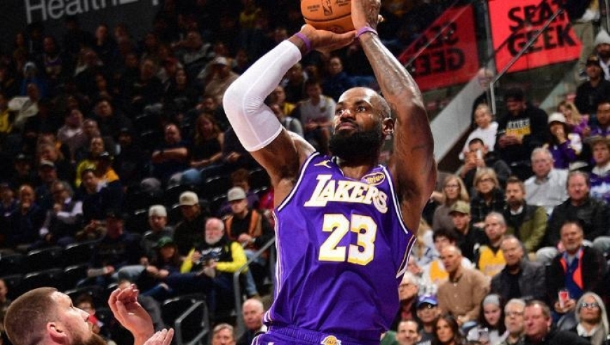 东契奇45+11+14力压乔治，斯玛特5三分詹皇准三双，湖人逆转爵士