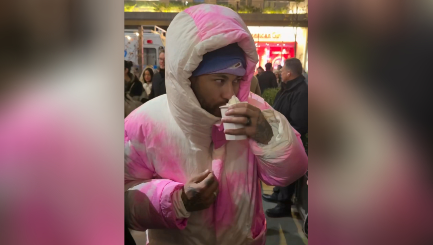 体坛记忆｜享受假期，内马尔与妻子在纽约街头