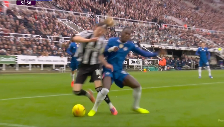 是点球吗？纽卡悍将在禁区被切尔西球员暴力撞翻，裁判直接忽略