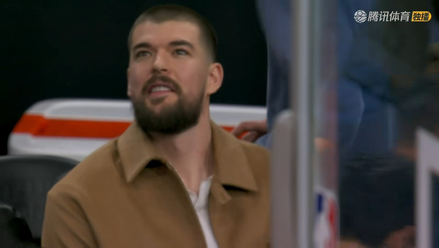 怎能不感动！快船主场播放短片向祖巴茨致敬 阿祖满眼泪光表情自豪