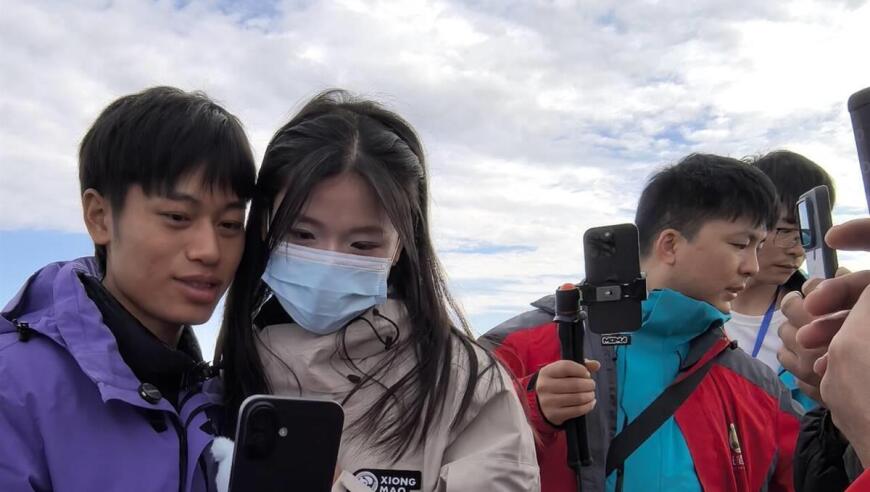 荒野求生赛人气选手林北和女友同游景区，其女友称自己并非“川渝暴龙”