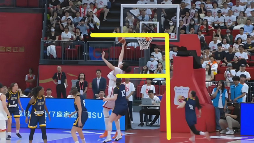 “女版姚明”首秀统治全场！张子宇12分钟18分，站帽对手太猛