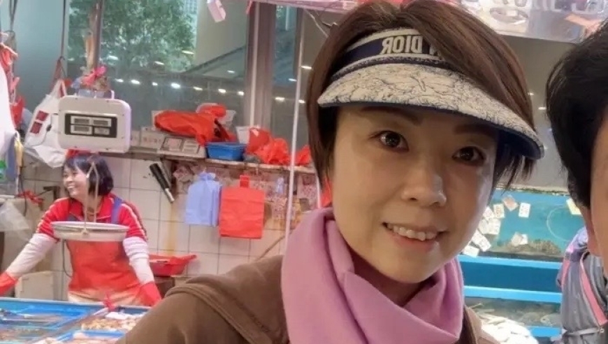 44岁张怡宁变样了，穿名牌买海鲜又拽又土，13岁女儿打球模样像她