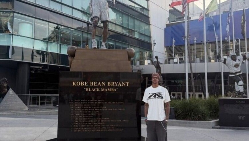 奥尼尔大儿子晒与科比雕像合影：特地来看看科比叔叔 ️RIP