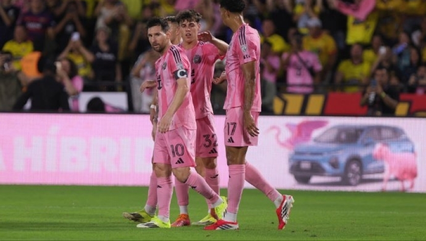 38岁梅西传射！一条龙+连过2人斩新年首球，6万球迷起立鼓掌致敬